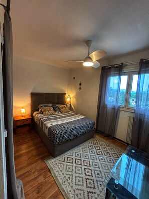 1 quarto, ferros/tábuas de passar roupa, roupa de cama