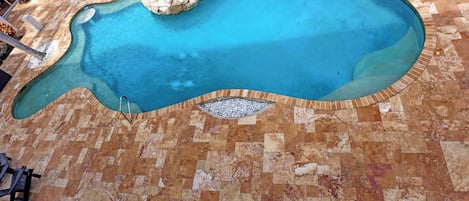 حمّام سباحة خارجي، حمّام سباحة مُدفَّأ