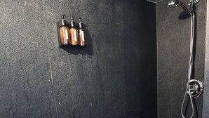 Ein Duschbereich mit Handbrause und am Wand montierter Armatur.