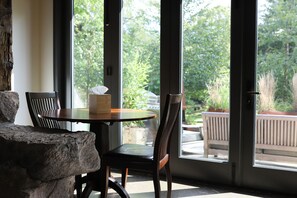 Dining - StedleyCreek! One bed-room apartment in the Stoney Creek area of Branford, CT. (Branford)