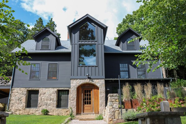 Exterior - StedleyCreek! One bed-room apartment in the Stoney Creek area of Branford, CT. (Branford)