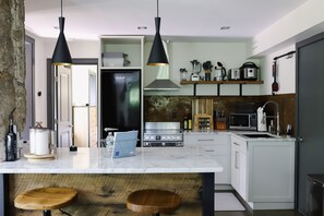 Fridge, microwave, oven, stovetop - StedleyCreek! One bed-room apartment in the Stoney Creek area of Branford, CT. (Branford)