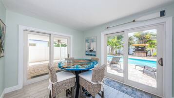 تناول الطعام بالخارج