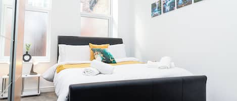 2 Schlafzimmer, Schreibtisch, Bügeleisen/Bügelbrett, Reisekinderbett
