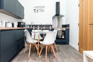 Een koelkast, een microgolfoven, een oven, een kookplaat