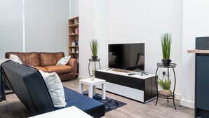 Living area - Deluxe Apartment In City Centre W/Outdoor dining and games area. (Nottingham)