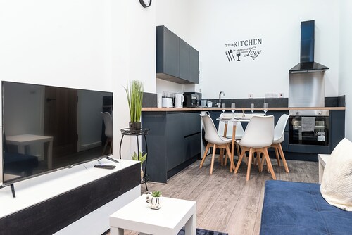 Deluxe Apartment In City Centre W/Outdoor dining and games area.