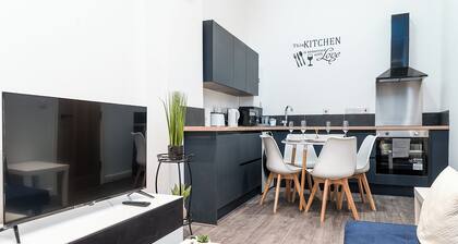 Deluxe Apartment In City Centre W/Outdoor dining and games area.