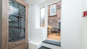 Interior - Deluxe Apartment In City Centre W/Outdoor dining and games area. (Nottingham)