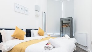 Room - Deluxe Apartment In City Centre W/Outdoor dining and games area. (Nottingham)