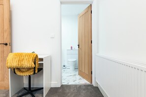 Shower, hair dryer, towels, soap - Deluxe Apartment In City Centre W/Outdoor dining and games area. (Nottingham)