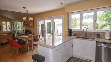 Coffee/tea maker, fridge, microwave, oven