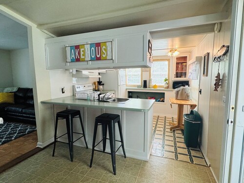 Charming 2-bedroom house by the lake in Dover TN