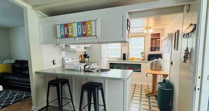 Charming 2-bedroom house by the lake in Dover TN