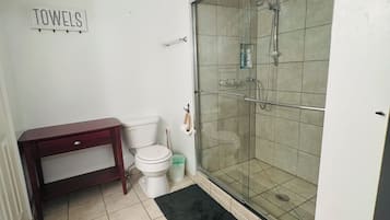 Dusj, hårføner, håndklær og såpe