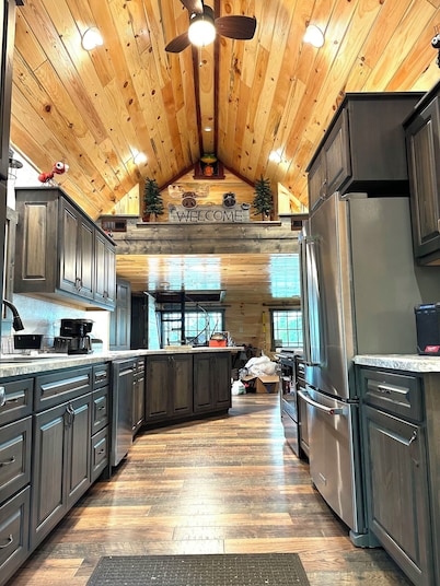 The Perch-Skywalk! Pet Friendly, 4-bedroom cabin on the Big Eau Pleine.