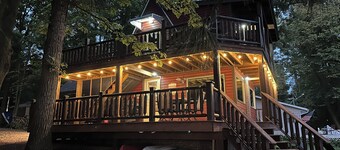 The Perch-Skywalk! Pet Friendly, 4-bedroom cabin on the Big Eau Pleine.