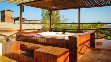 Premium Penthouse, Garden View | Private spa tub