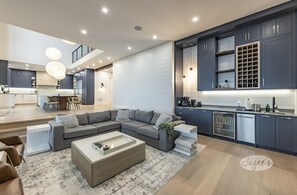 Smart TV, fireplace, books - 6 bed 8 bath New Build on Georgian Bay! (The Blue Mountains)