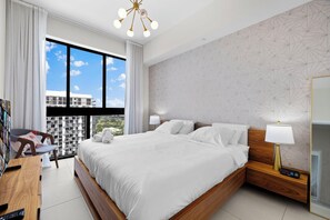 คอมฟอร์ทอพาร์ทเมนท์ | 2 ห้องนอน, เครื่องนอนระดับพรีเมียม, โต๊ะทำงาน, เตา  รีด/โต๊ะรีดผ้า