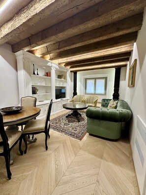 Apartment, Stadtblick | Wohnbereich