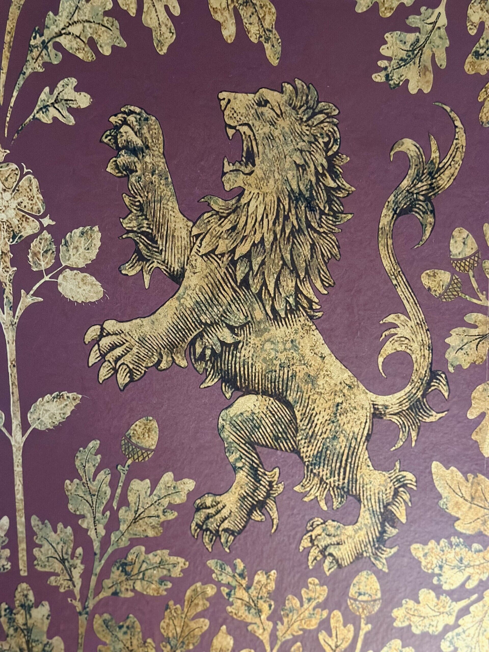 Un emblème représentant un lion, avec de nombreux détails, sur un fond violet.