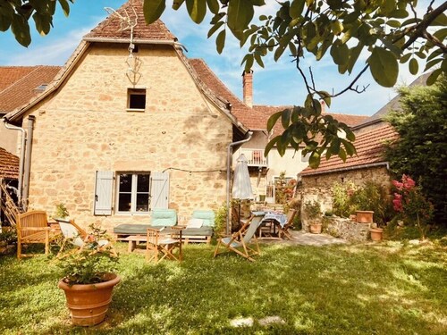 Grande maison traditionnelle en pierre avec vue à couper le souffle