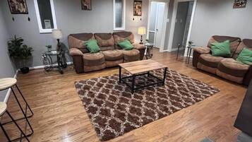 Televisión, tenis de mesa, libros y estéreo