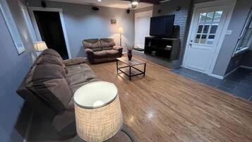 Televisión, tenis de mesa, libros y estéreo