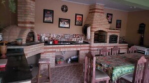 Outdoor dining - Chácara com Piscina, Quadra, Lago e Mesas de Jogos em Ibiúna - Locação Temporada (Puris Ibiúna)