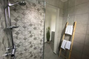 Ducha, secador de pelo, toallas, papel higiénico
