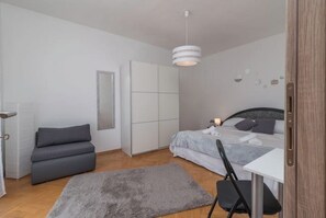 2 habitaciones, tabla de planchar con plancha, cuna de viaje y wifi 