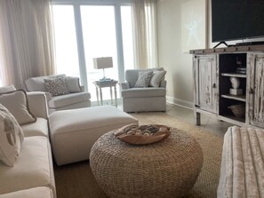 TV - SNOW BIRDS! BEACHFRONT! OPEN CONCEPT! STUNNING 100 'of  GLASS! (Pensacola)