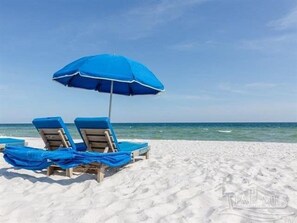 On the beach - SNOW BIRDS! BEACHFRONT! OPEN CONCEPT! STUNNING 100 'of  GLASS! (Pensacola)