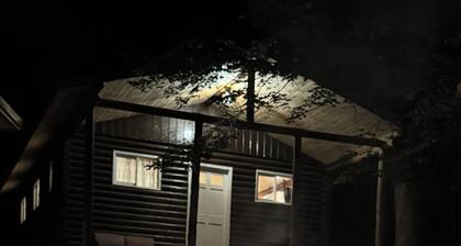 Charming log cabin on back gravel road with peace, quiet & the amenities of home