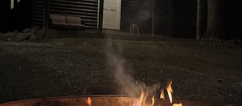 Cozy log cabin with AC and WiFi in quiet countryside and awesome night sky views