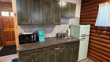 Frigorífico, microondas, cafetera o tetera y utensilios de cocina