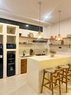 Geladeira, micro-ondas, cooktop, talheres/pratos/utensílios de cozinha