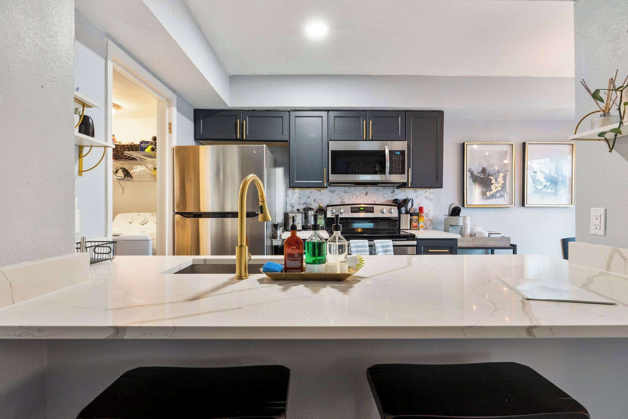 Frigorífico, microondas, horno y placa de cocina