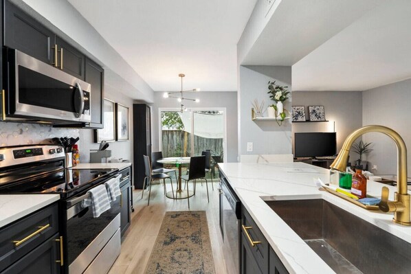 冷蔵庫、電子レンジ、オーブン、コンロ