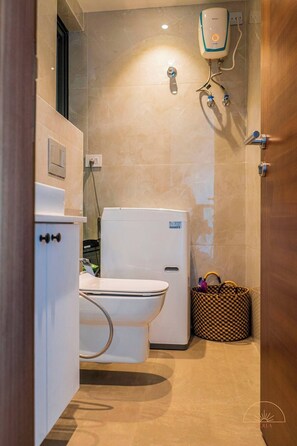 Dusche, Haartrockner, Bidet, Handtücher