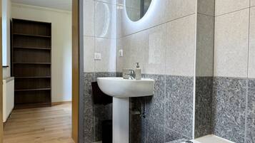 SĂšche-cheveux, serviettes fournies, savon, shampoing