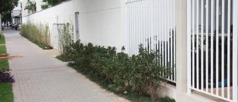 المنطقة المحيطة بالمنشأة