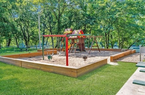 Children’s area - 2 BR at Pointe Royale Golf Course. Steps from Lake Taneycomo. Gorgeous views (Branson)