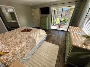 2 bedrooms, iron/ironing board, WiFi, bed sheets - 2 BR at Pointe Royale Golf Course. Steps from Lake Taneycomo. Gorgeous views (Branson)