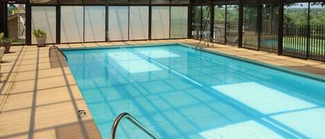 Una piscina techada, una piscina al aire libre