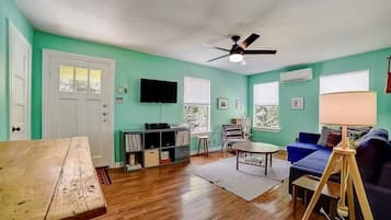 TV connectée, livres, médiathèque, imprimantes