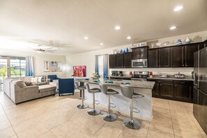 Geladeira, micro-ondas, fogão, cooktop