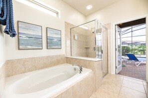 Douche, séchoir à cheveux, serviettes fournies