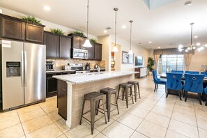 ثلاجة، ميكروويف، فرن، موقد طهي مسطح